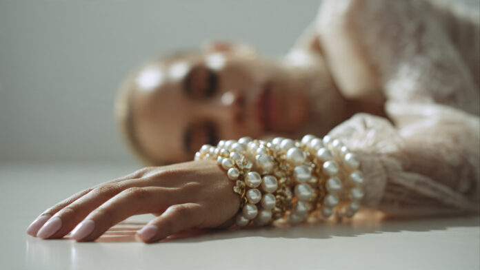Reclining jeweled woman.- Free generative AI Prompt Collection – Photos, Drawings & 3D Prompts