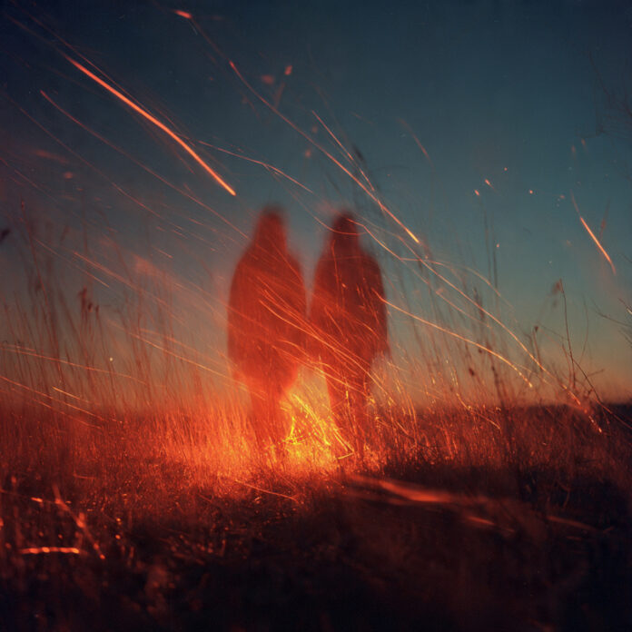 Swirling streaks of orange and red - Free generative AI Prompt Collection – Photos, Drawings & 3D Prompts